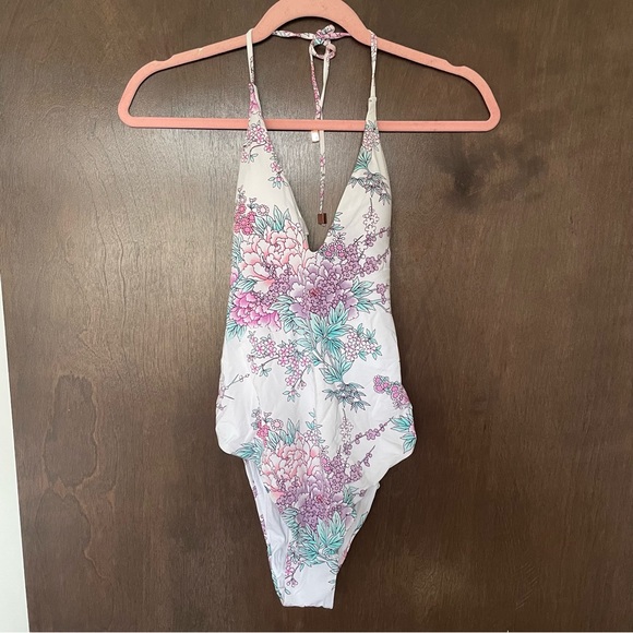 NWT Radio Fiji Cayo One Piece Swimsuit in White - Picture 3 of 6